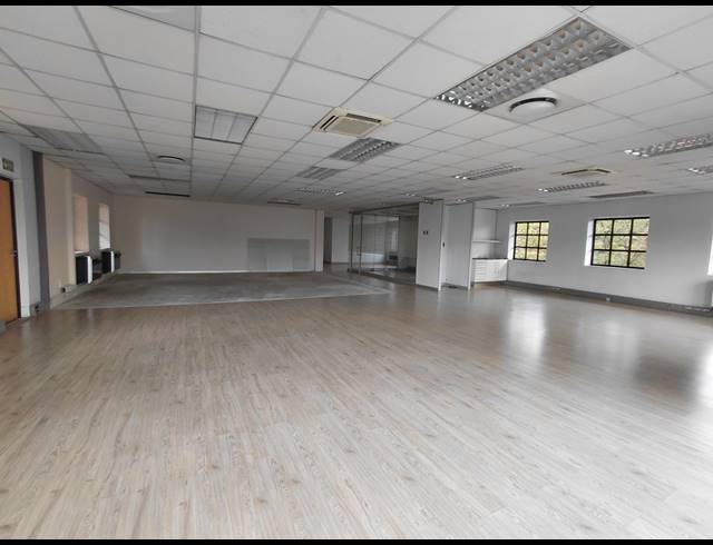 223M² OFFICE TO LET IN LYME PARK